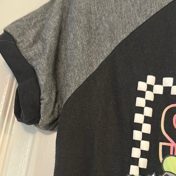 Gray and Black Short Sleeve Tee for Effortless Style - Picture 5 of 6